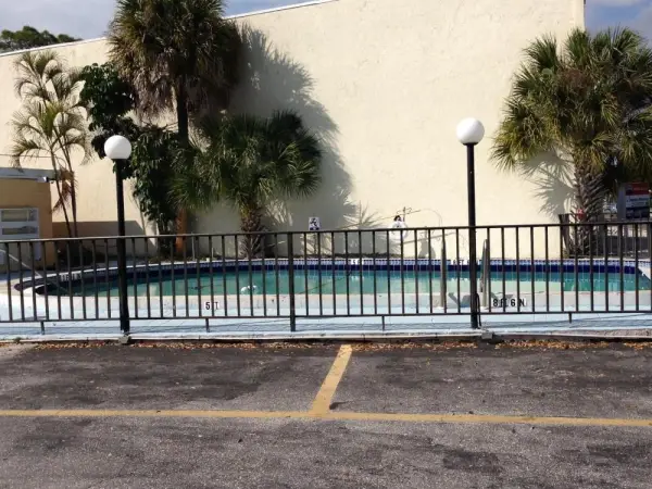 Cadillac Motel 10
